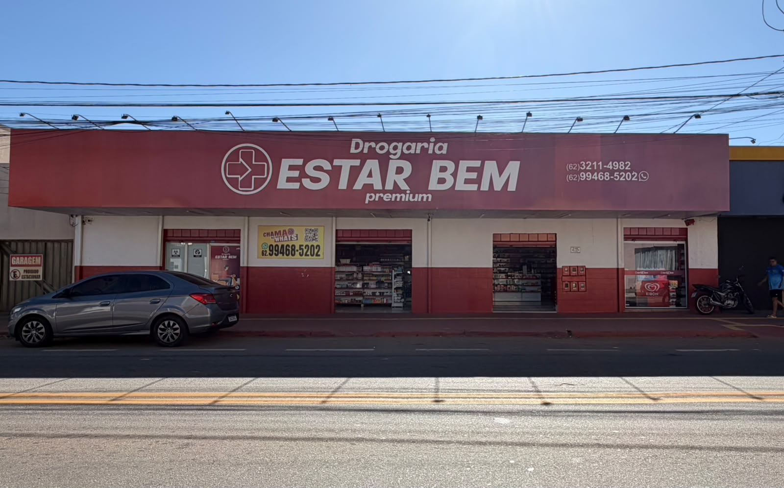 Corredor com ampla variedade de produtos de saúde e bem-estar