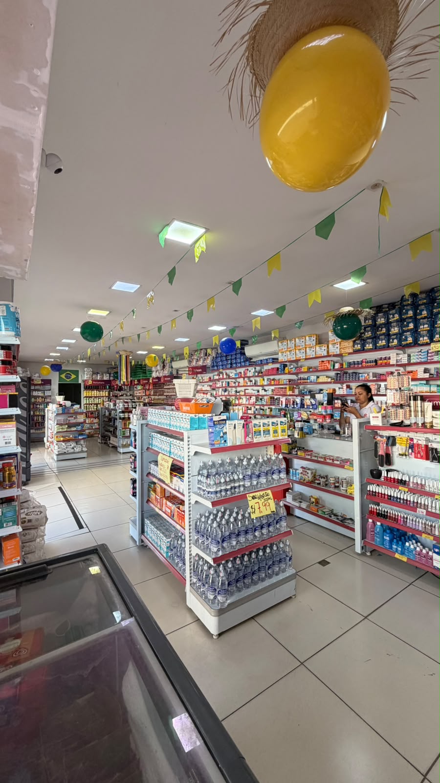 Interior espaçoso e organizado da Drogaria Estar Bem